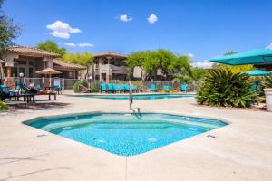 - une piscine dans un complexe avec piscine dans l'établissement Vistoso Resort Casita #153, à Oro Valley