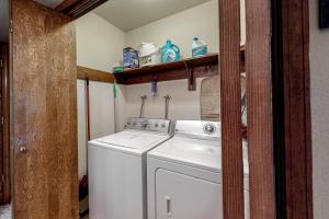 una pequeña cocina con una lavadora blanca en una casa en It's Cabin Time, en Groveland 29 fotos más