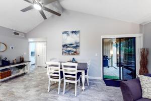 uma sala de jantar com mesa e cadeiras em Cozy Mountain Townhome em Flagstaff