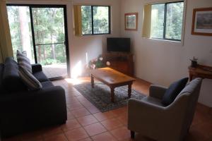 A seating area at LAKE VIEW CHALET 10 minutes to Australia Zoo Landsborough Montville Maleny Caloundra Beaches Glasshouse mountains Big Kart Track