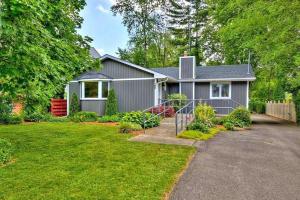 una casa gris con entrada en un patio en Maple Tree Cottage License # 058-2022, en Niagara on the Lake