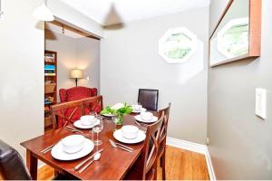 Afbeelding uit fotogalerij van Maple Tree Cottage License # 058-2022 in Niagara on the Lake