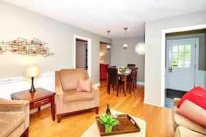 Afbeelding uit fotogalerij van Maple Tree Cottage License # 058-2022 in Niagara on the Lake