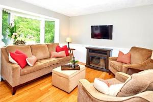 ein Wohnzimmer mit 2 Sofas und einem Kamin in der Unterkunft Maple Tree Cottage License # 058-2022 in Niagara on the Lake