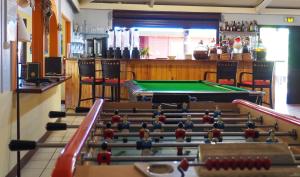 a room with billiard tables and a bar at Hotel Oasis de Kiamu in Lifou