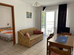 - un salon avec un canapé et une table dans l'établissement Apartments Papic, à Trogir