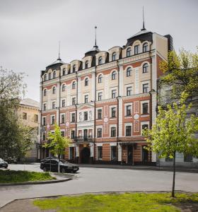 un gran edificio con muchas ventanas en Podol Plaza Hotel, en Kiev