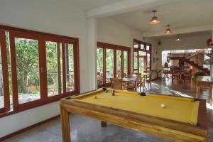 a pool table in the middle of a living room at Serra do Juá Pousada de Campo in Pirenópolis