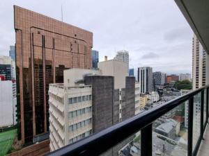 desde un balcón con vistas al perfil urbano en Metroview Studio in CBD with Air-con, Pool and Gym en Auckland
