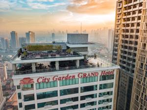 wielki hotel miejski w ogrodzie na szczycie budynku w obiekcie City Garden Grand Hotel w mieście Manila