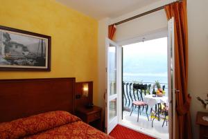 A balcony or terrace at Albergo Ristorante Montebaldo