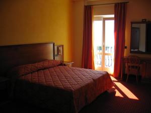 A bed or beds in a room at Albergo Ristorante Montebaldo