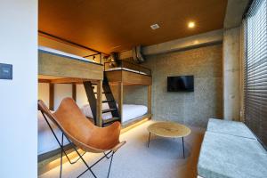Zimmer mit 2 Etagenbetten und einem Sofa in der Unterkunft mizuka Nakasu 5 - unmanned hotel - in Fukuoka