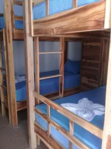 Palanda nebo palandy na pokoji v ubytování Turtle Island Homestay