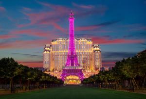 uma vista para a torre Eiffel à noite em The Parisian Macao em Macau