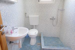 ein Bad mit einem WC und einem Waschbecken in der Unterkunft Apartment Josipa in Vis