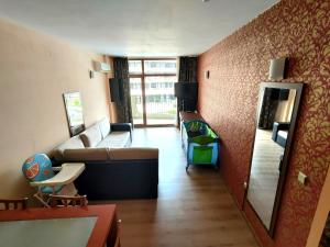 サニービーチにあるGrenada.Suite.tonight.1 bedroom.pool view.300m to beachのソファと鏡のあるリビングルーム