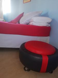 Habitación con 2 camas y sillón de alubias en Slubani, en Eshowe