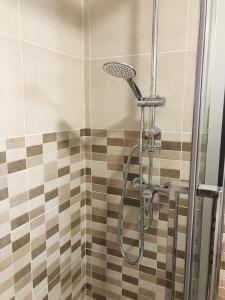 y baño con ducha con cabezal de ducha. en Cerca del centro de Alicante, en Alicante