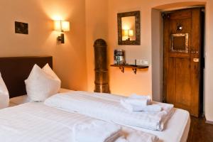 Postel nebo postele na pokoji v ubytování Knast-Hotel Fronfeste