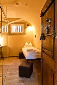 Postel nebo postele na pokoji v ubytování Knast-Hotel Fronfeste