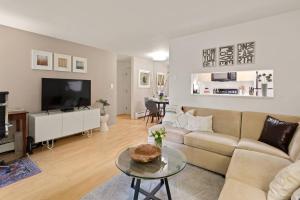 Aspen Valley Hospital HeliportSagewood 8的带沙发和电视的客厅 更多22张照片