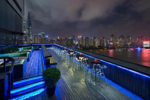 上海外滩英迪格酒店的阳台或露台