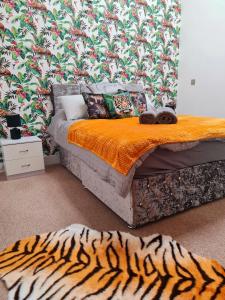Peace in the Jungle - sleeps 6, WiFi, Smart TV, Parking, Town Centre