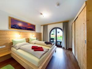 Un pat sau paturi într-o cameră la Bergwild