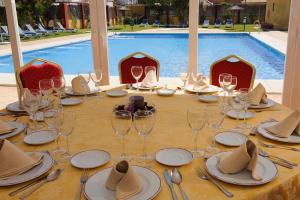 Bazén v ubytování Hotel Dunas Puerto nebo v jeho okolí