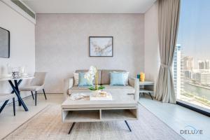 un soggiorno con divano e tavolo di Graceful 1BR at The Address Residences in JBR by Deluxe Holiday Homes a Dubai