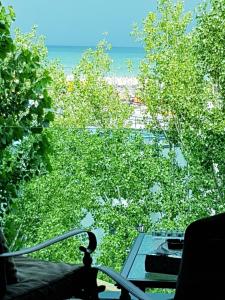 ママイアにあるRomantic Studio Mamaiaの木々が植わるバルコニーから海の景色を望めます。