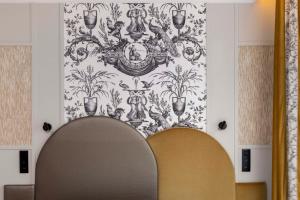 a room with a wall with a wallpaper with vases at Grand H&ocirc;tel L&eacute;v&ecirc;que in Paris