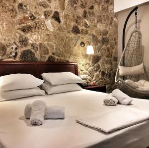 A bed or beds in a room at Hotel Kastri