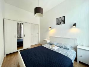 - une chambre avec un lit bleu dans l'établissement Apartamenty Stary Toruń, à Toruń