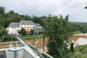 een balkon met uitzicht op een huis en een rivier bij Ferienwohnung Naheblick in Bad Kreuznach
