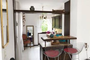 eine Küche mit einer Theke mit roten Stühlen in der Unterkunft Ferienwohnung Naheblick in Bad Kreuznach