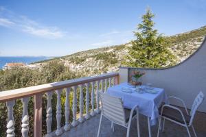 un tavolo su un balcone con vista sull'oceano di Apartments & Rooms Mikelin a Primošten