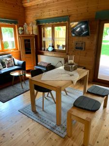 ein Wohnzimmer mit einem Tisch und einem Sofa in der Unterkunft Ferienhaus Vulkaneifel Bei Hepp in Schönbach