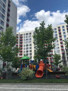 um parque infantil em frente a um grande edifício em 21 Residence Apartments em Bucareste