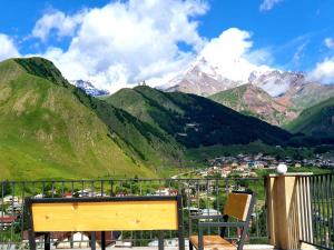 Vista generica sulle montagne o vista sulle montagne dall'interno dell'hotel