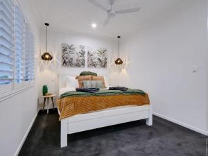 Tempat tidur dalam kamar di Urangan Family Friendly home with views, wifi, wine