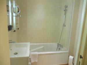 een badkamer met een bad en een wastafel bij Auberge De Launay in Limeray