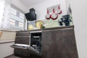 Kuchyňa alebo kuchynka v ubytovaní APARTMENT NEVERA