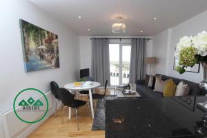 Gallery image of Aisiki Apartments at Clarendon Lofts, 2 Bedrooms and 2 Bathrooms Flat,King or Twin beds, with FREE WIFI and FREE PARKING in Watford