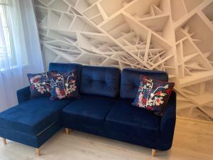 um sofá azul com duas almofadas num quarto em Blue Apartment close to Old Town em Bydgoszcz