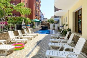 Bazén v ubytování Hotel Opal nebo v jeho okolí