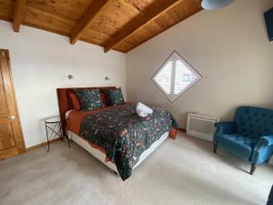 A bed or beds in a room at Glacier Rock Lakeview House