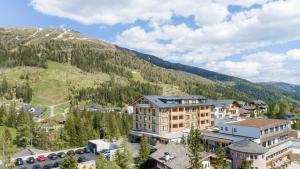 カチュベルクヘーエにあるDas KATSCHBERG Superiorの山付きリゾートの空中ビュー