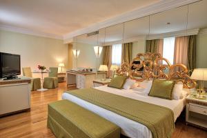 Televízia a/alebo spoločenská miestnosť v ubytovaní Park Hotel Junior
